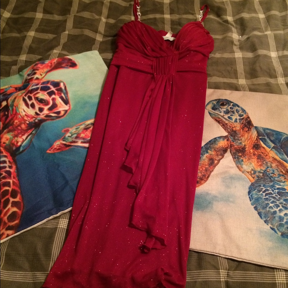 SIZE:MED-RED FORMALGOWN~ONLY WORN TWICE**GLITTERY