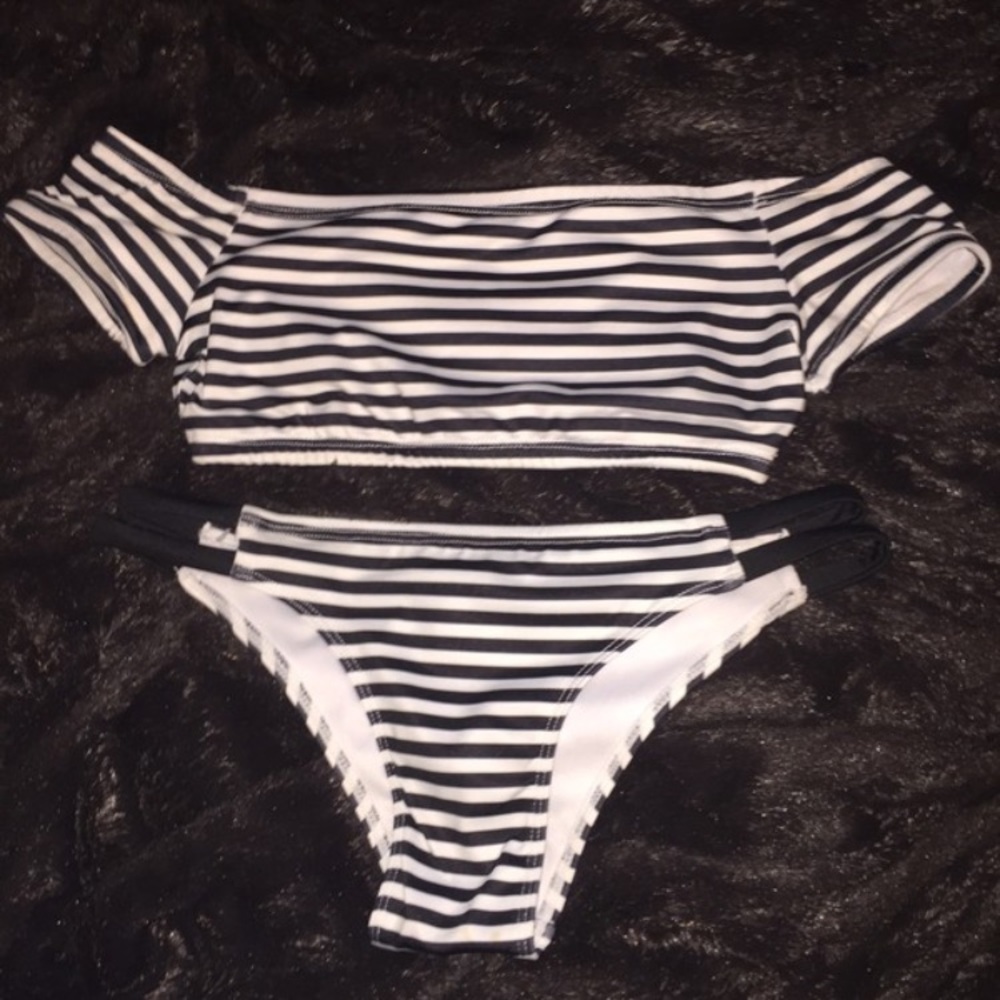 Off shoulder striped bikini