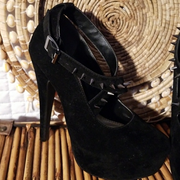 Shoes - Picture 3 of 4