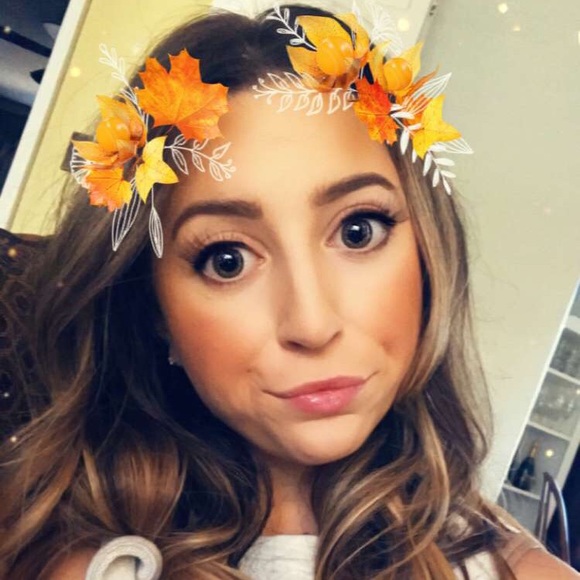 Meet your Posher, Stephanie - Picture 3 of 4