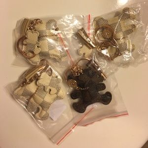 @bargainzgalore: 3 beige and 1 brwn Bear Keychains