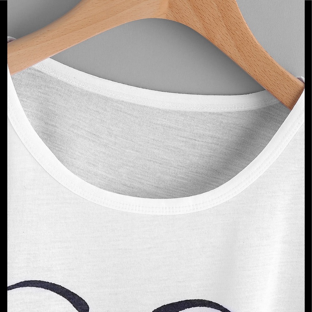 🆕Curved hem wink with pink lips tee👄 - Picture 3 of 4