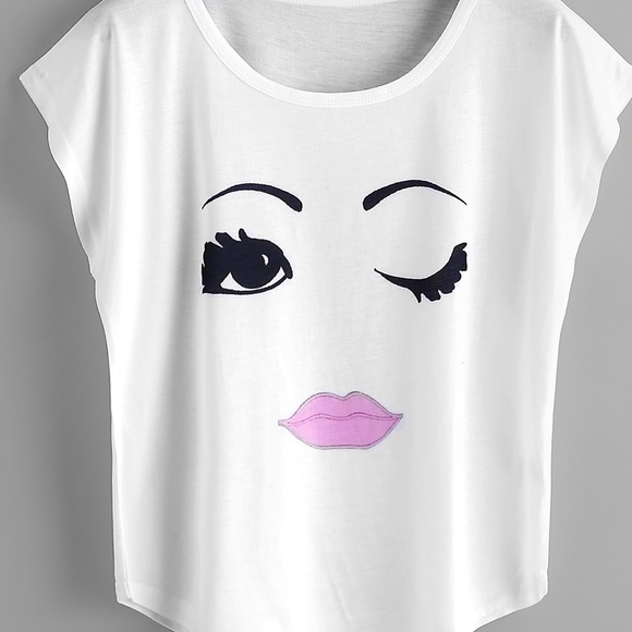 Tops - 🆕Curved hem wink with pink lips tee👄