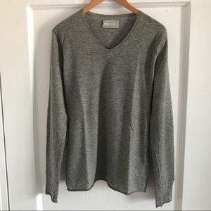 Grey V-neck cashmere sweater