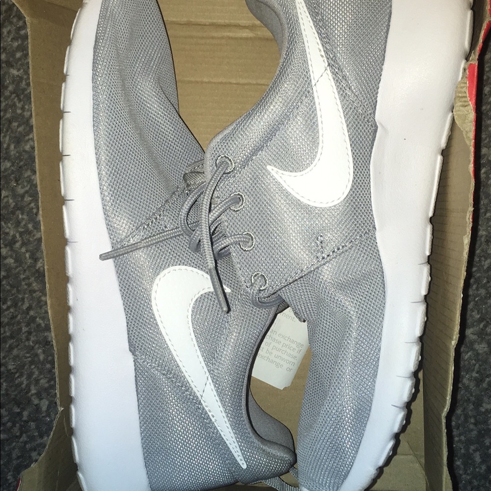 NEW NIKE ROSHE RUNS