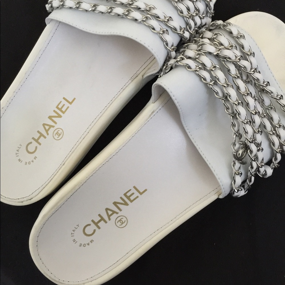 White chain slides