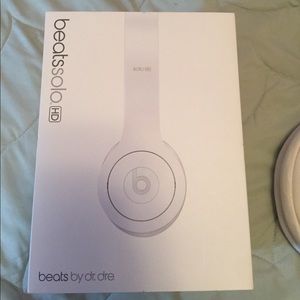 Beats solo all white