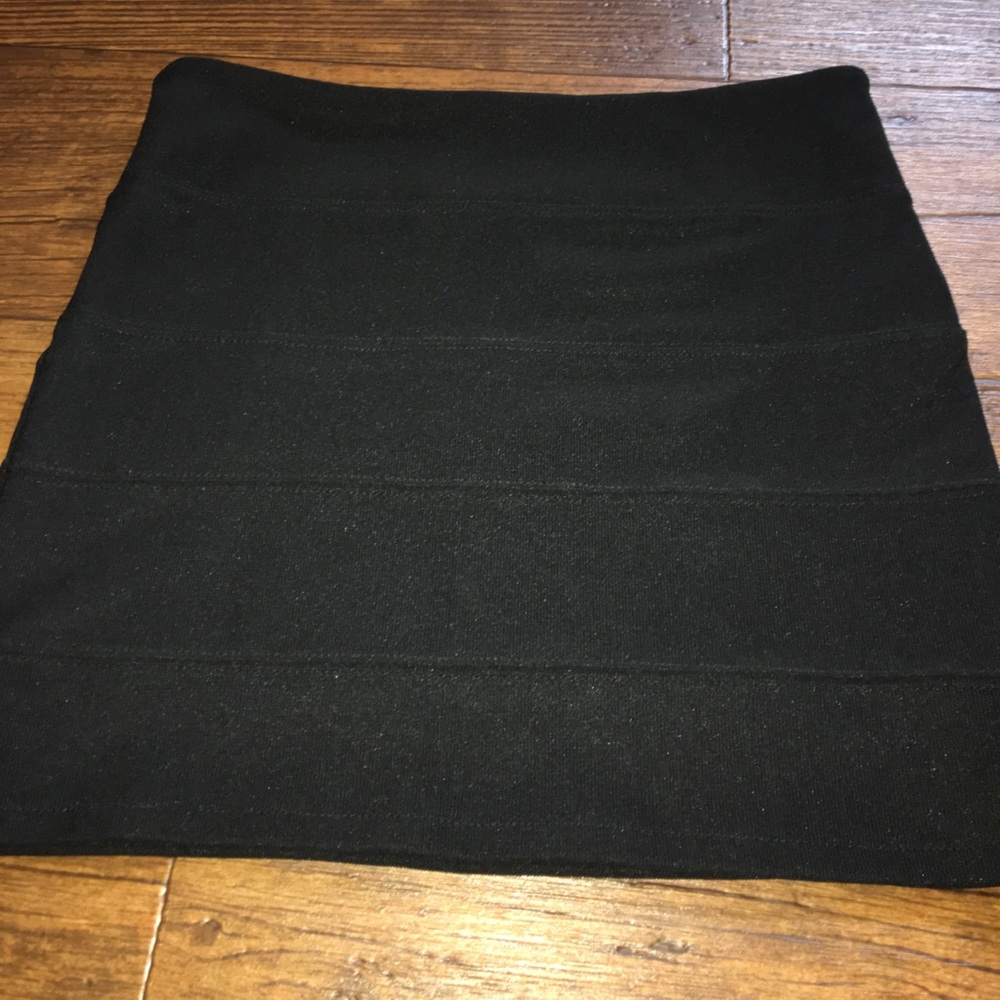 Black pencil line skirt