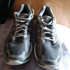 Mens size 10 grey Asics running shoes