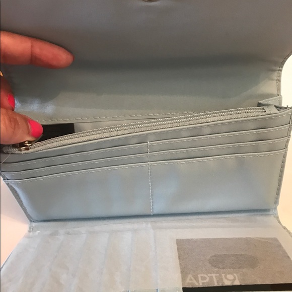 Apt. 9 wallet. - Picture 4 of 4