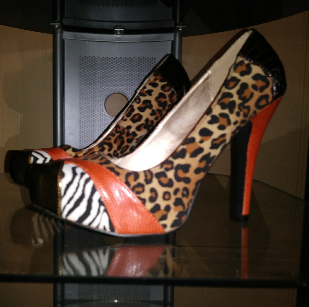 Unique leopard print heel with orange detail