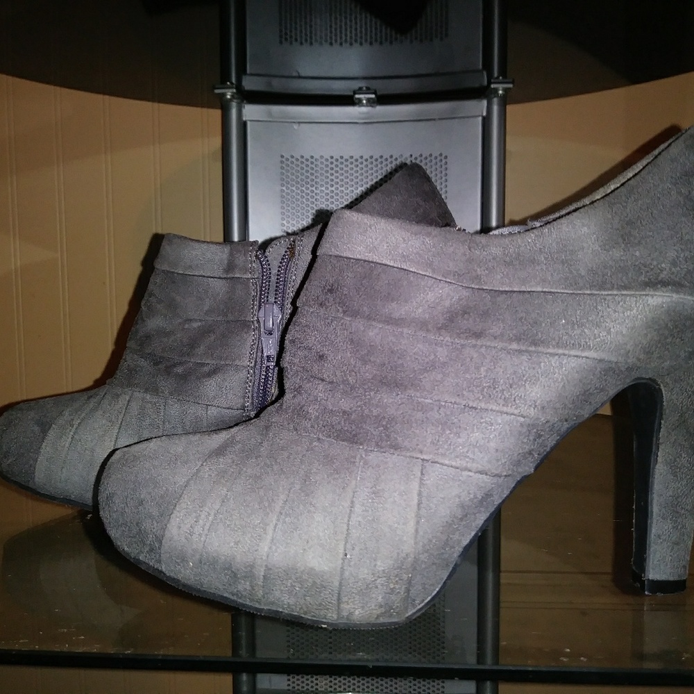Cutest gray suede boot with zipper on side