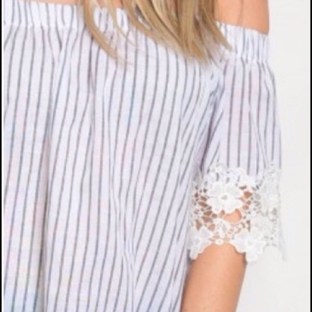 ‼️5/$20 TOP SALE‼️ NWT On/Off Shoulder Striped Top - Picture 3 of 3