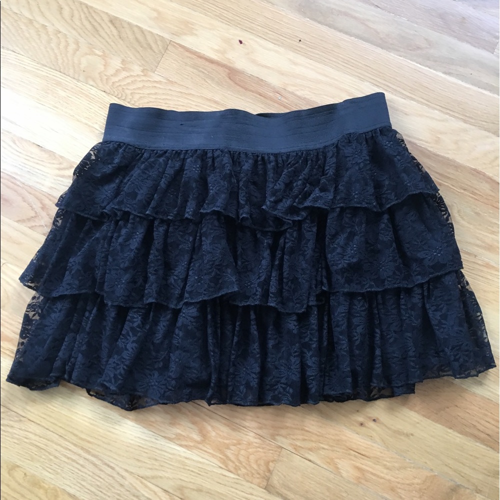 BLACK RUFFLE SKIRT