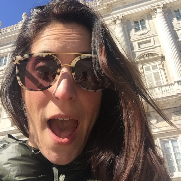 Meet your Posher, Lauren - Picture 2 of 3