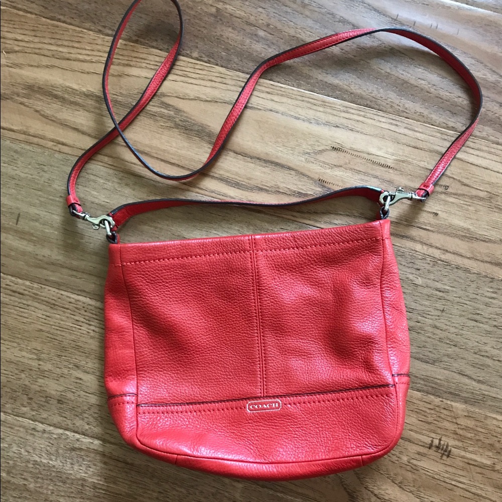 👛 Coach leather cross body purse  👛