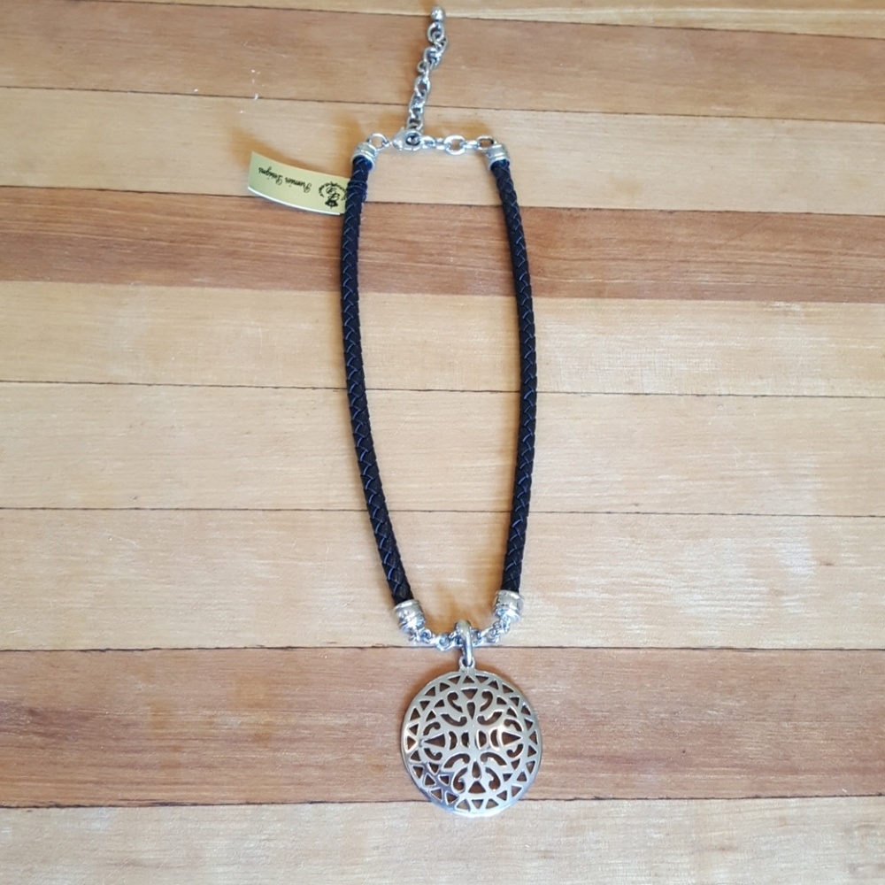 "Medallion" leather necklace with pendant