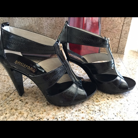 Michael Kors Berkeley T Strap Sandal/Heels - Picture 1 of 4