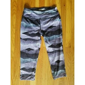 Athletic capri leggings