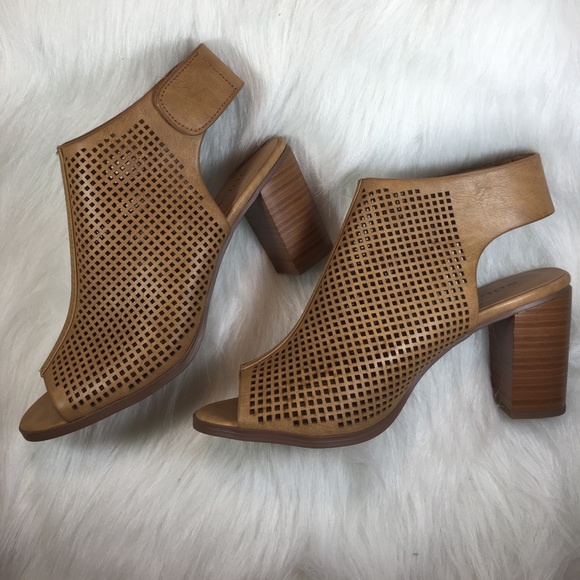 Solanz Shoes - HP💕Solanz Lazer Cut Ankle Velcro Sling Backs NWOT