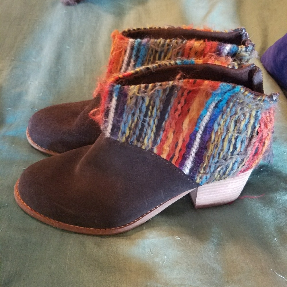 Toms brown suede boots