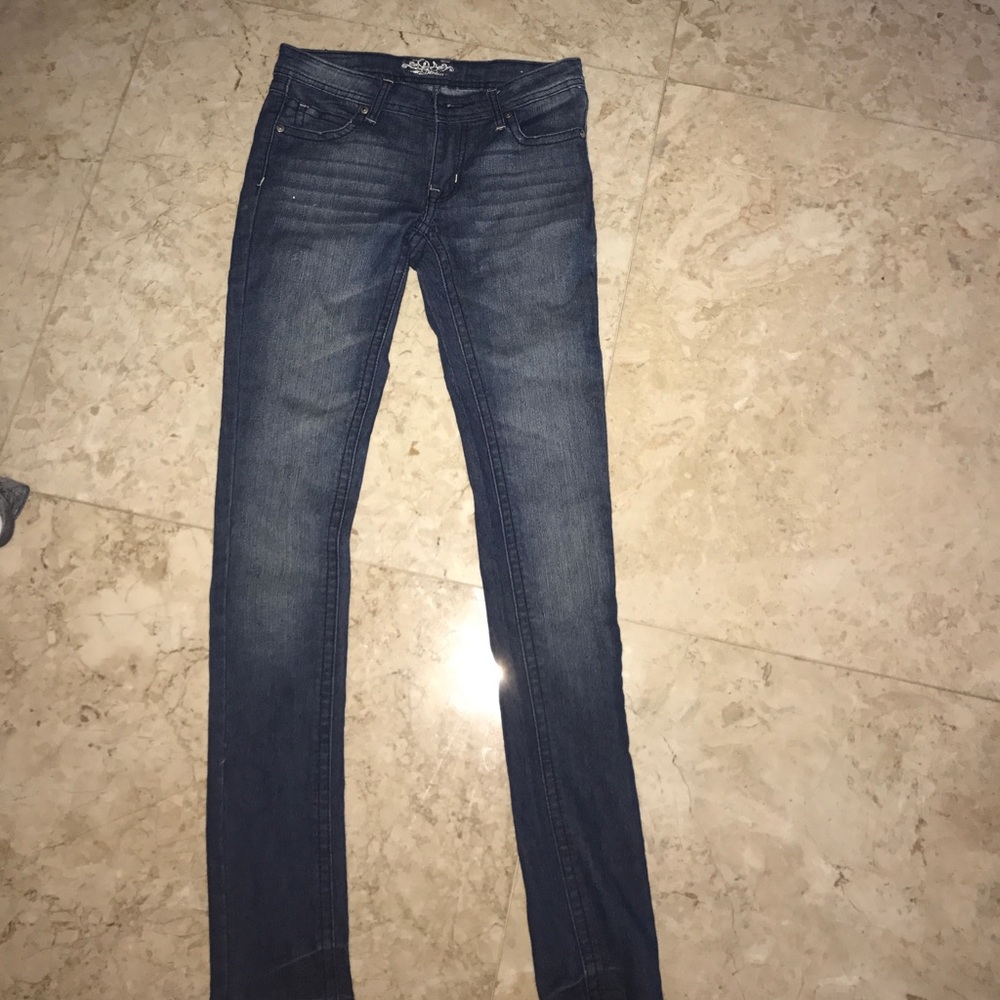 Fitted jeans with detailed pockets
