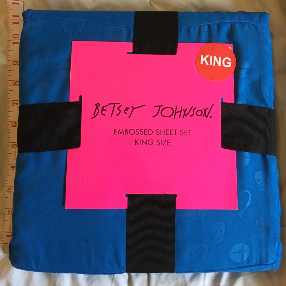 Betsey Johnson king "kiss my skulls" sheet set