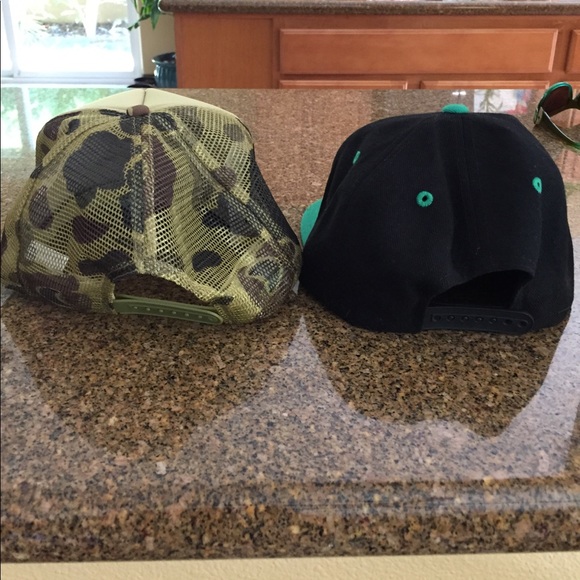 2 brand-new hats snapback - Picture 2 of 5