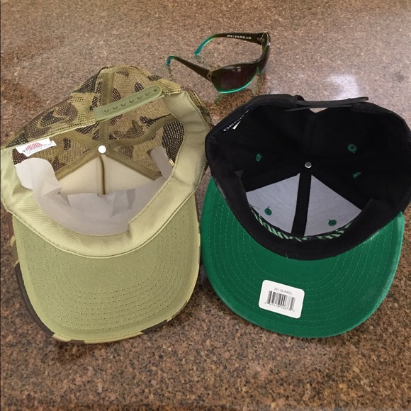 2 brand-new hats snapback - Picture 3 of 5