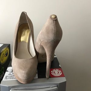 Nude pumps