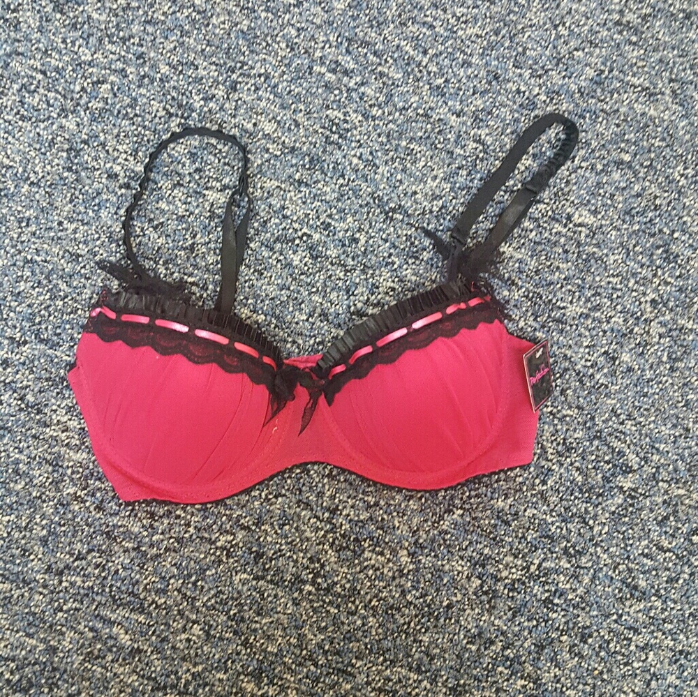 🎉NEW LISTING🎉Bra size 32B