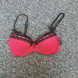 🎉NEW LISTING🎉Bra size 32B