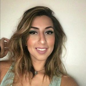 Meet your Posher, Dinora