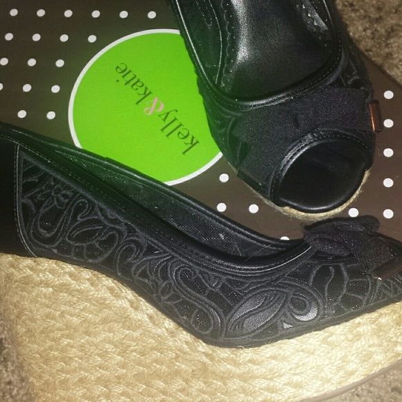 Laced design black wedges - Picture 3 of 4