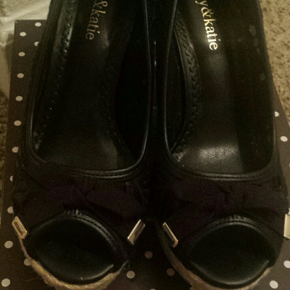 Laced design black wedges - Picture 4 of 4