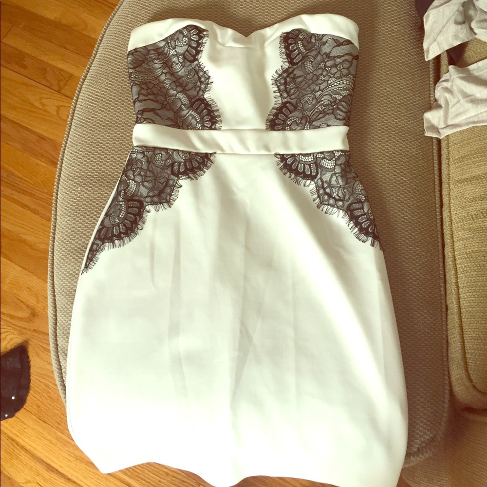 Little white dress with black lace