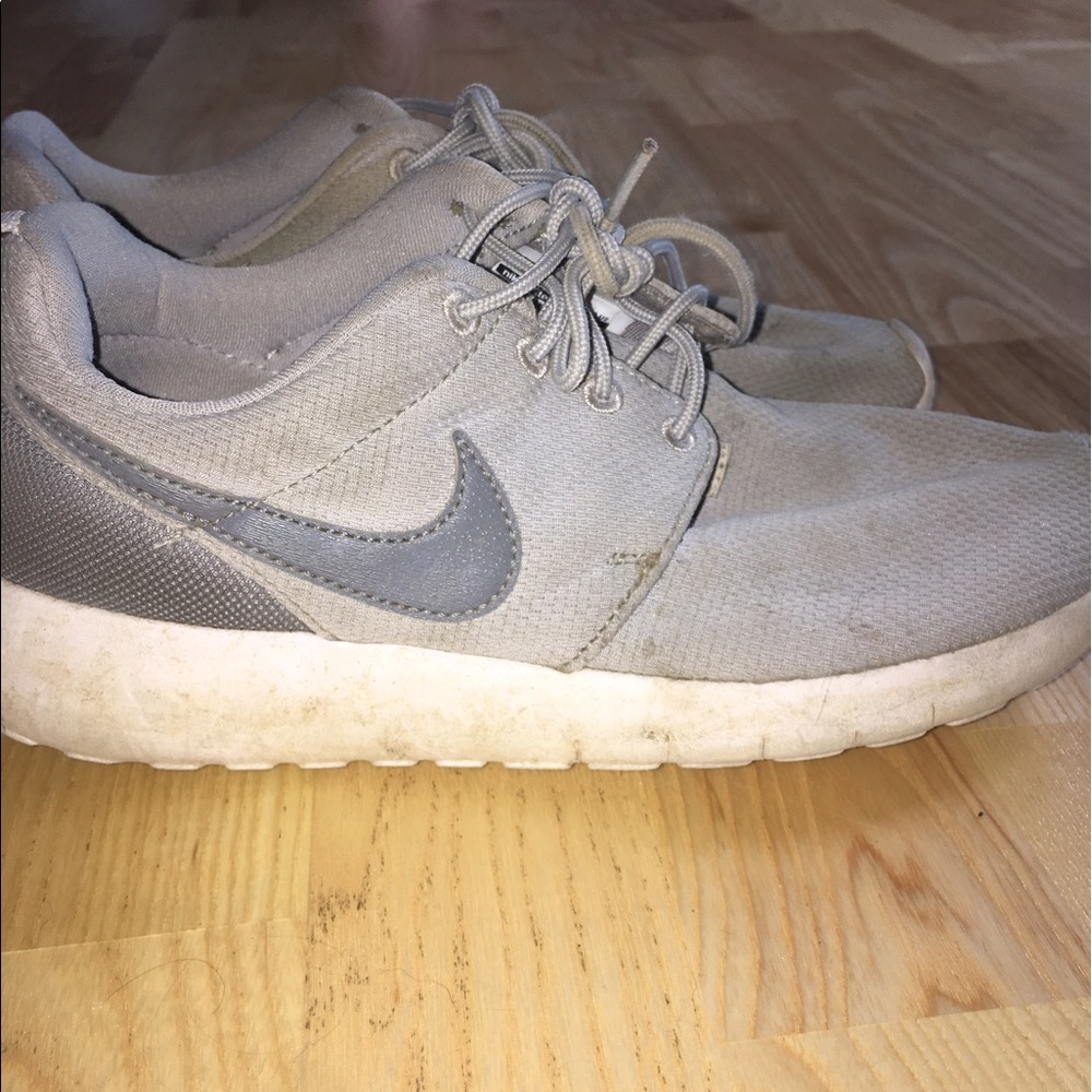 Grey Nike roshies