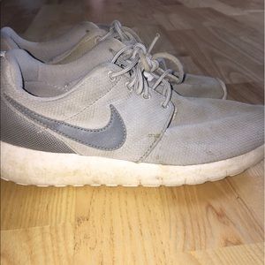 Grey Nike roshies