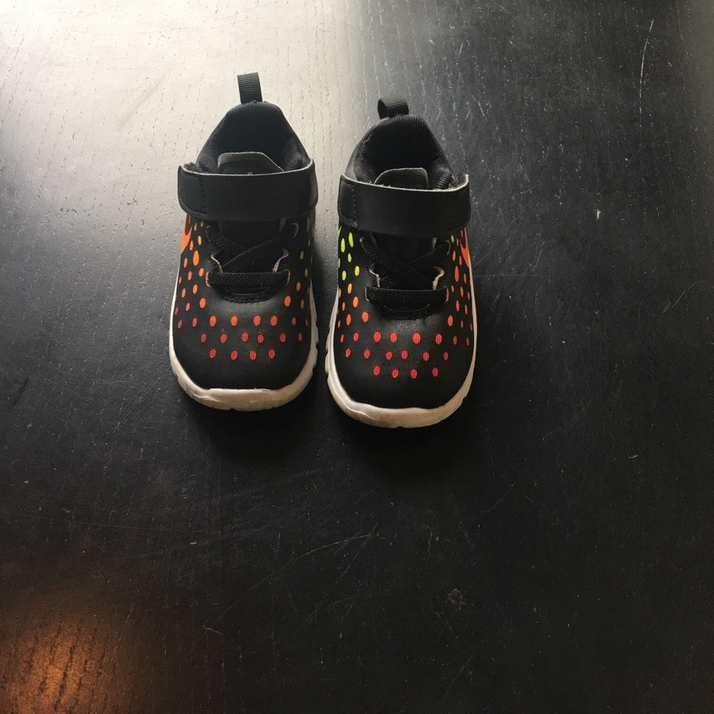 Toddler 5C Nike shoes