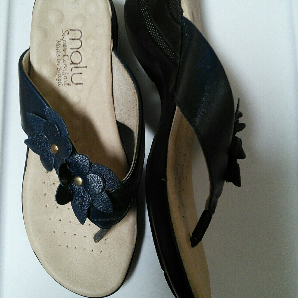 MALU NAVY SANDALS like new size 6