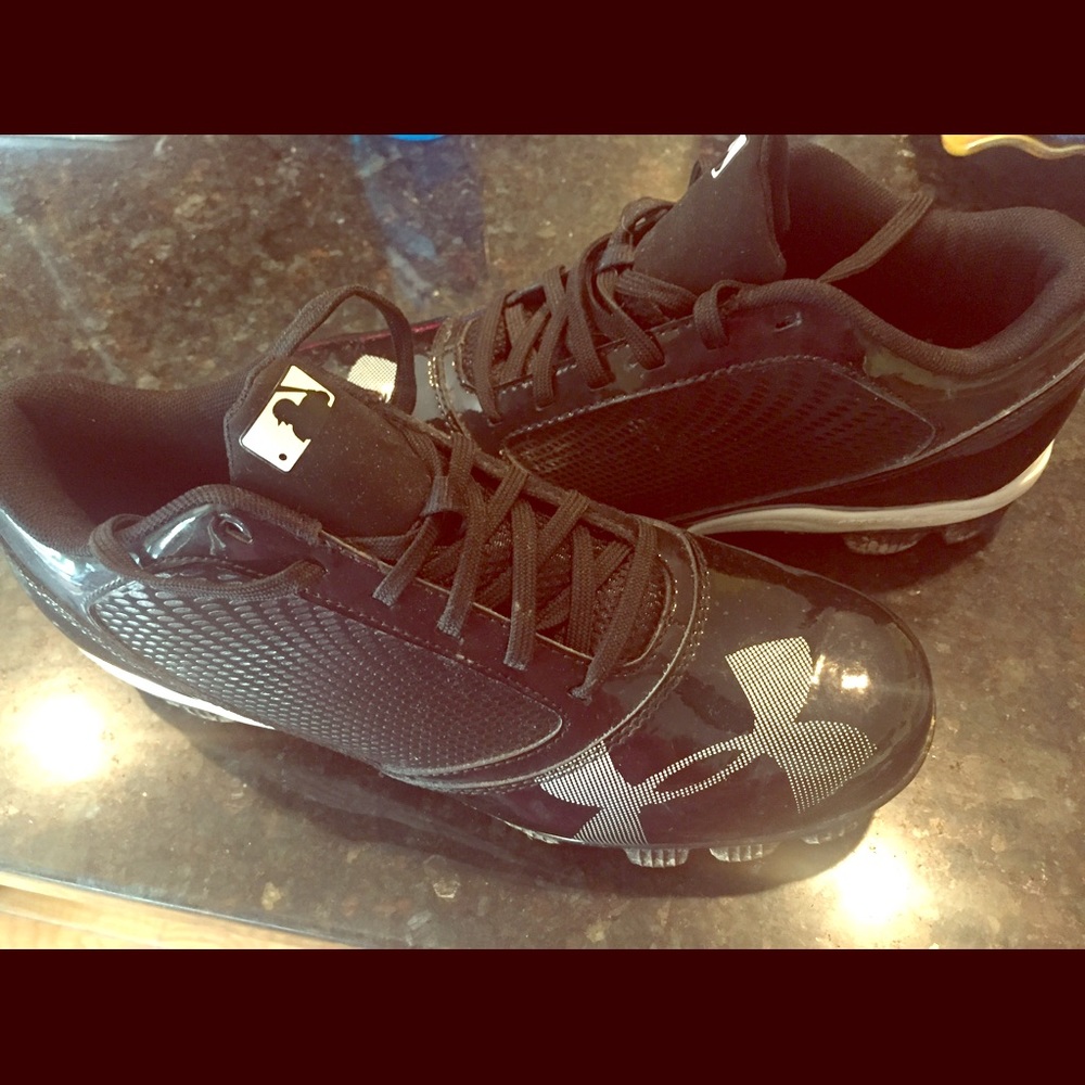 NEW Under Armour base/soft ball cleets Size 8.5