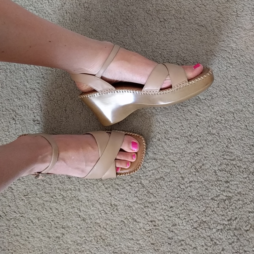 Natural soul wedge sandals with stitch accent