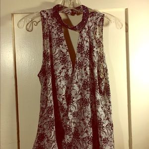 Woman's sleeveless lightweight top & choker.