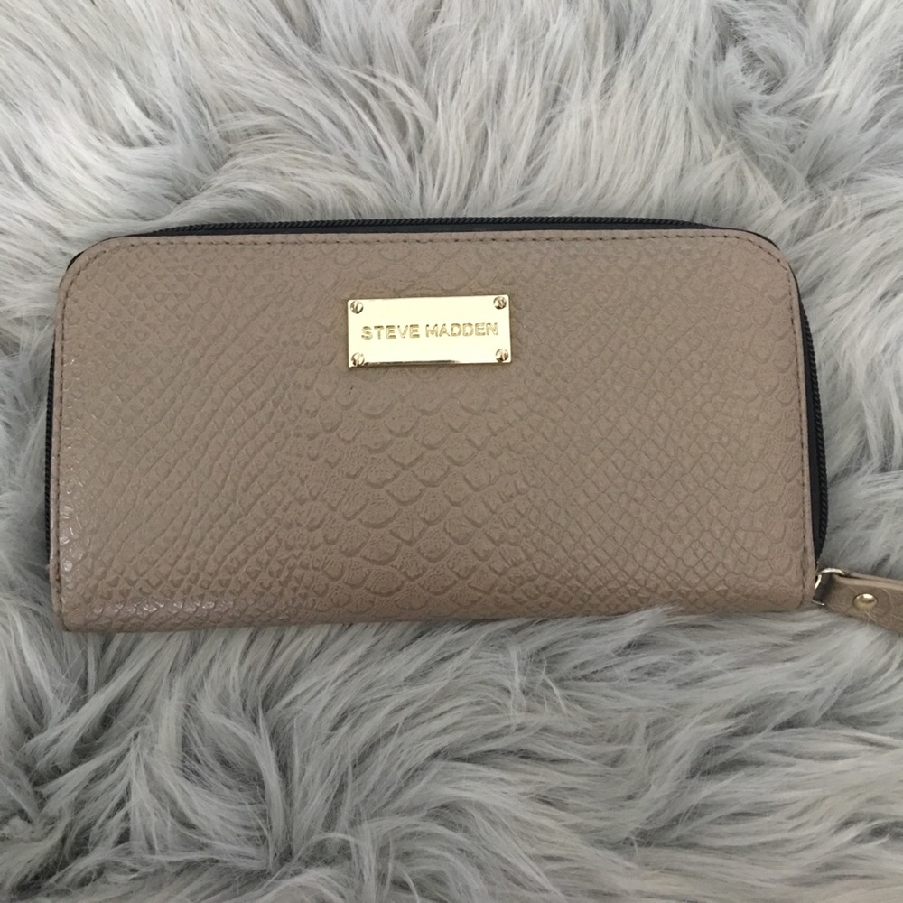 Accepting offers!! Steve Madden taupe wallet