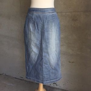 Forever 21 Skirts - Calf length pencil denim skirt size XS ⚡️ So cute! Forever 21 Skirts - Calf length pencil denim skirt size XS ⚡️ So cute!