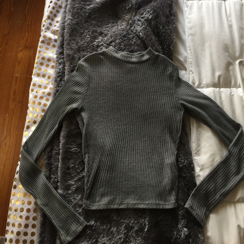 Hollister gray long sleeve ribbed crop top