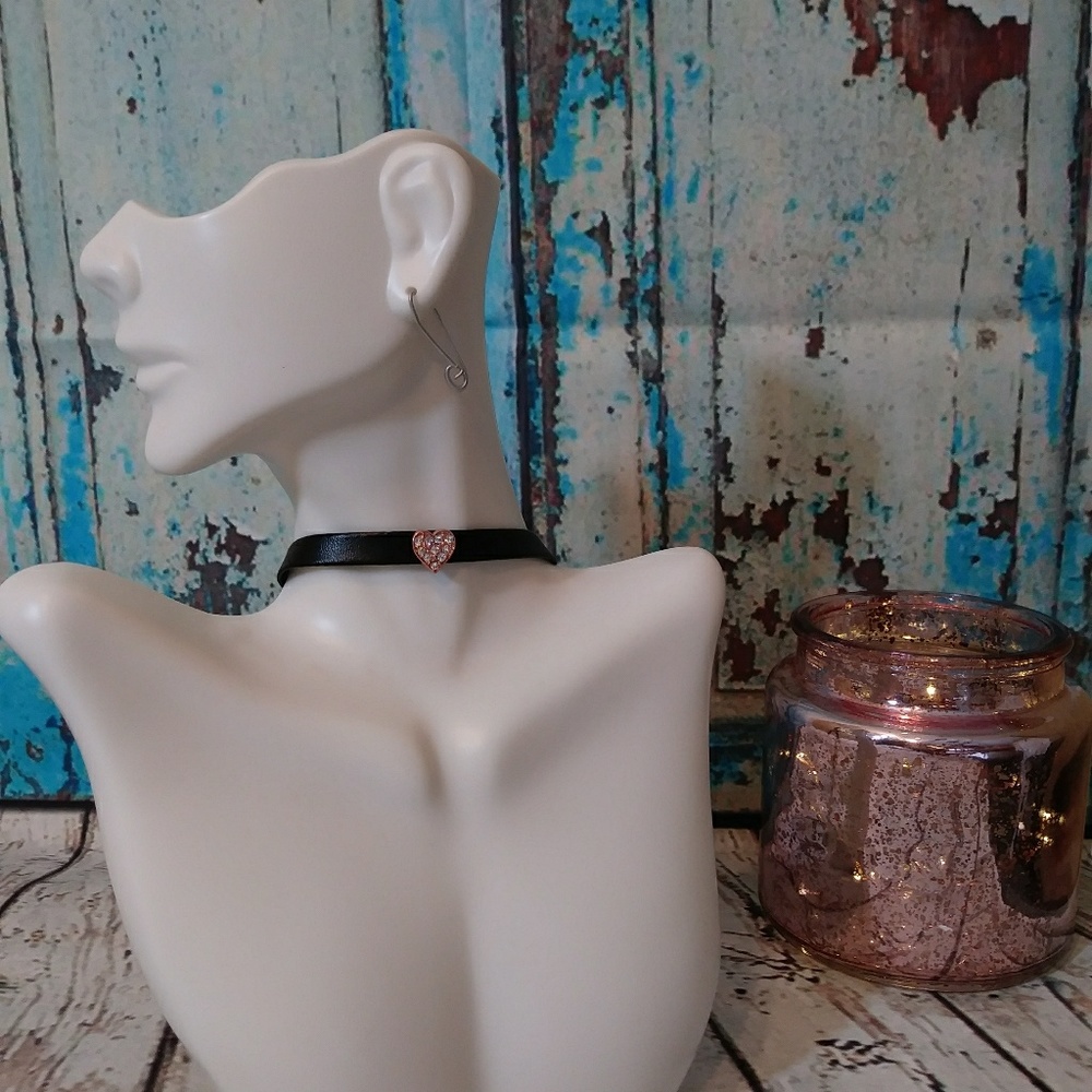 Hearth charm choker necklace