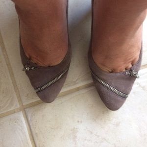 Kitten, stacked healed gray suede Pumps