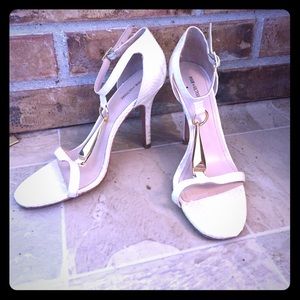 White snakeskin Pour La Victoire heels