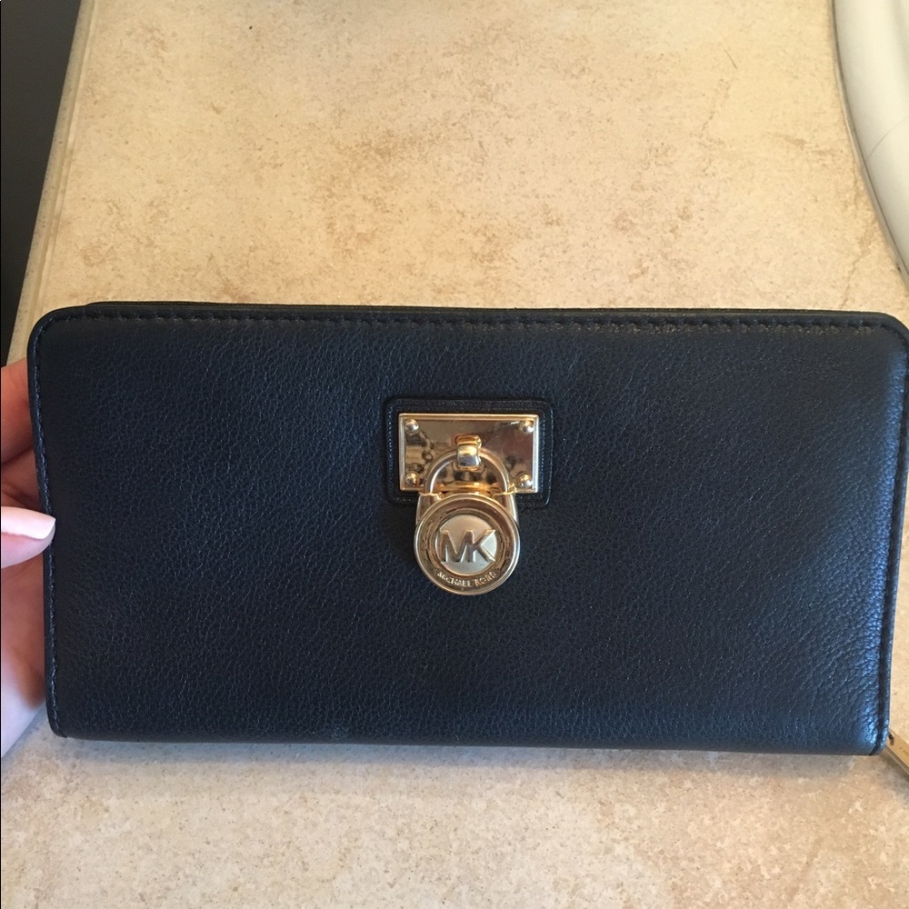 Micheal Kors zip around lock wallet